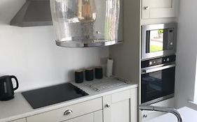 Unique Belfast Stay - Free Secure Onsite Parking Available